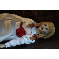 NECA Annabelle Retro Action (20cms). The Conjuring Universe -Ventas PIXELATOY annabelle retro action 20cms the conjuring universe 1 8